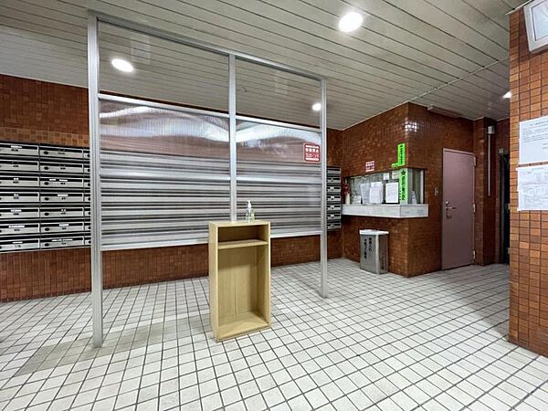 【エントランス】　住民同士の挨拶が飛び交うエントランスは明るく快適で気持ちの良い空間