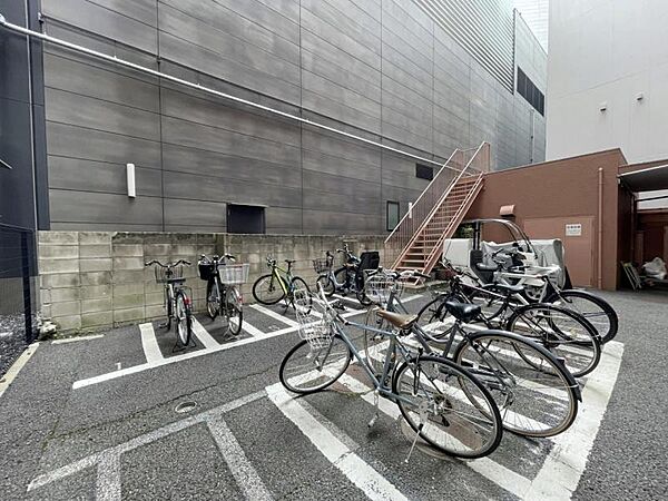 【駐輪場】　広くしっかりと区画分けされた駐輪場。管理も行き届いて使いやすそうです。