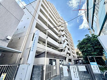 【外観】 落ち着いた色合いで、周囲の街並みに馴染む外観です。