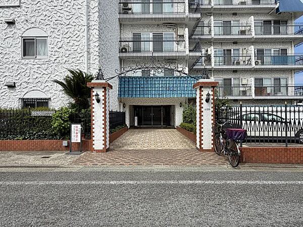 【外観】住む人や訪れる人を室内へと優しくエスコートします.