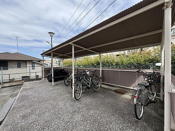 【駐輪場】屋根付きの駐輪場は雨の日などにとても重宝します。