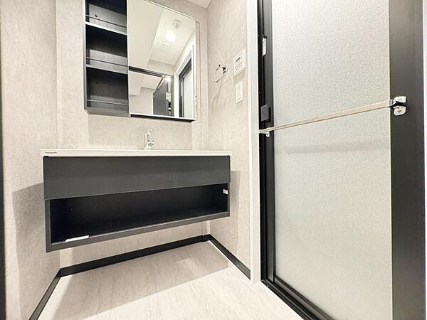 使い勝手の良い洗面台で、朝の準備もスムーズにこなせます。