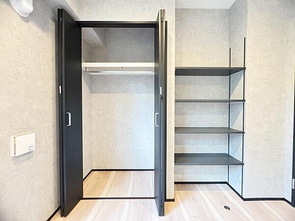 使い勝手の良い収納が豊富で、物が多くてもスッキリ片付けられます。