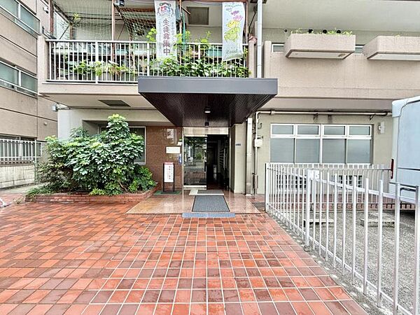 【エントランス】格調高いタイル貼りのアプローチ。歩くたびに愛着が深まる。
