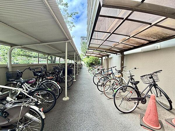 【駐輪場】敷地内に整理された駐輪場があり、愛車の保管に便利。