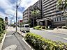 エントランス：【エントランス】周囲が遮るもののないオープンな空間になっており、車側からも歩行者側からもお互いが視界に入りやすいです。