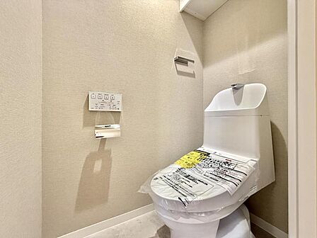 【トイレ】落ち着いたトーンで洗練されたデザインのトイレです。
