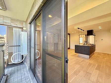 【バルコニー】バルコニーが南向きで、1日を通して日差しが気持ちよく射し込みます。