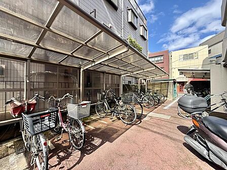【駐輪場】屋根付き駐輪場で、雨の日も安心です。