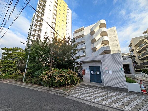 【外観】落ち着いた色調でまとめられた、落ち着きと品のある佇まい。