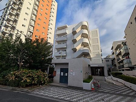 【外観】訪れる人を優しく迎え入れるような、温かみと気品のある表情。