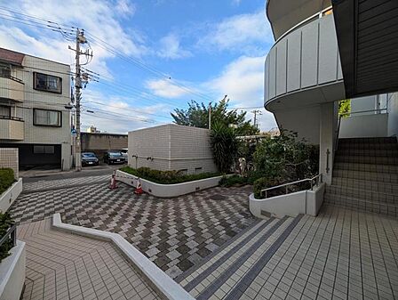 【エントランス】スロープ完備のバリアフリー設計。長く住み続けたい安心の構え。