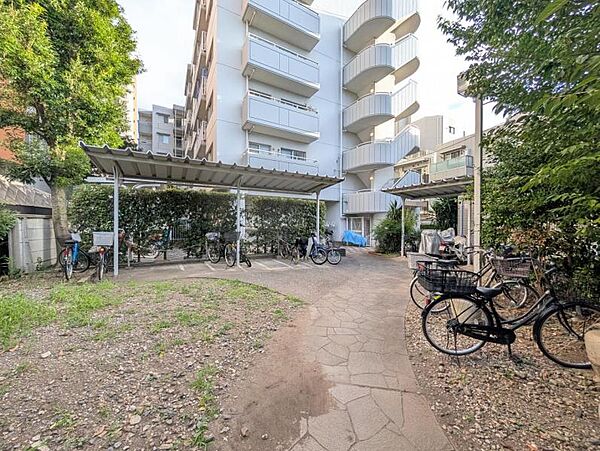 【駐輪場】屋根付きの駐輪スペースがあり、雨の日も安心です。