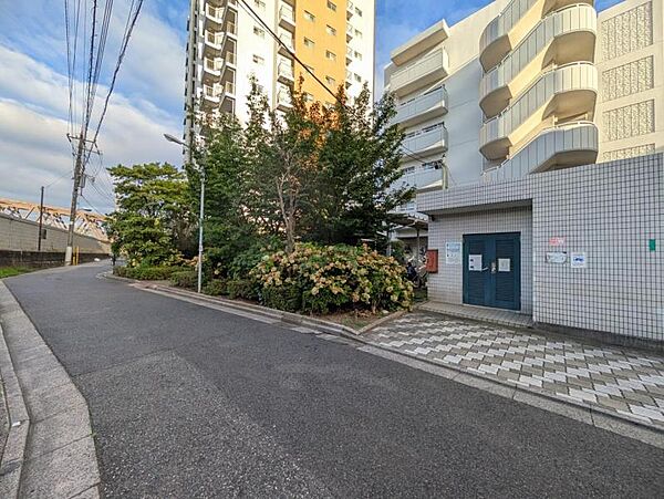【エントランス】綺麗に整備された歩道。毎日通る道だからこそ嬉しい。