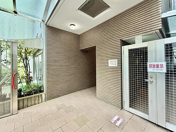 【エントランス】整然とした印象の共用エリア。