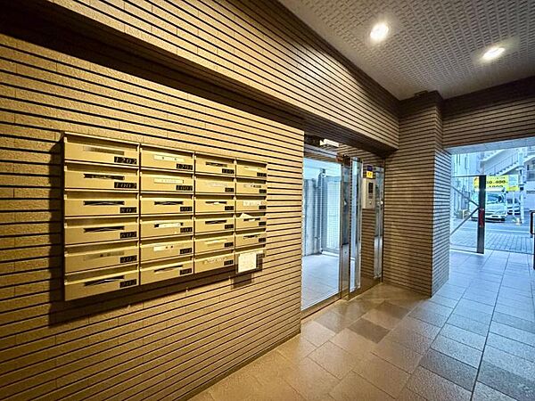 【エントランス】留守中でも荷物を受け取れる宅配ボックス付きです。