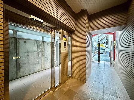 【エントランス】日々の利便性を高める宅配ボックスを備えています。