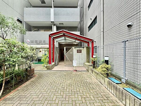 【エントランス】住まいへと続く落ち着いた導入空間。