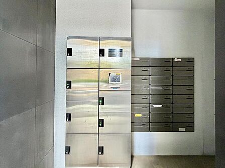 【エントランス】不在がちな方にも嬉しい宅配ボックス付きです。