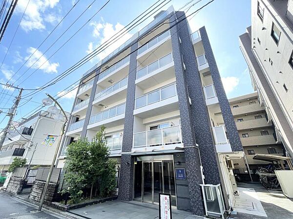 【外観】周囲の街並みと調和する落ち着いた色調。上質な日常を予感させる。