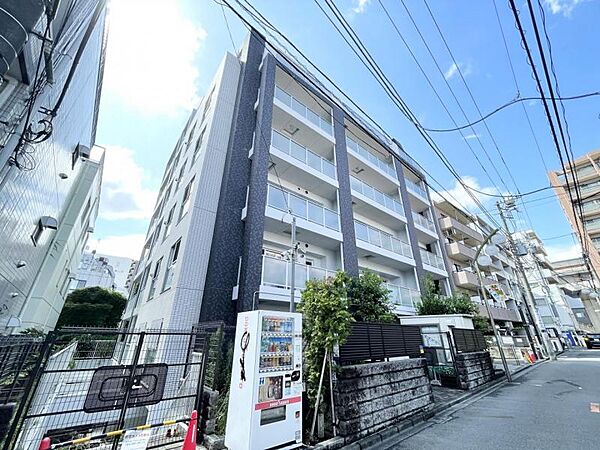 【外観】青空に映えるあたたかみのある外観デザイン。日々の暮らしに寄り添う穏やかな住環境。