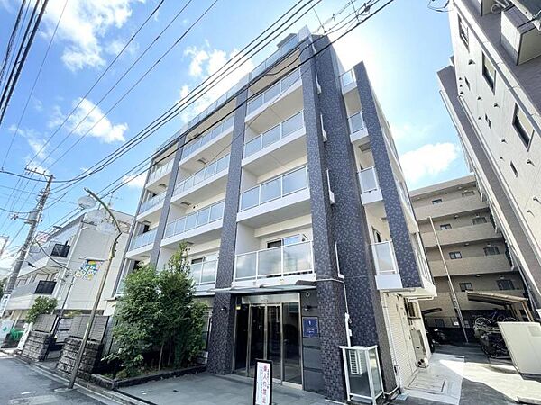 【外観】窓が多く、光をたっぷり取り込む造り。明るく開放的な暮らしを予感させます。