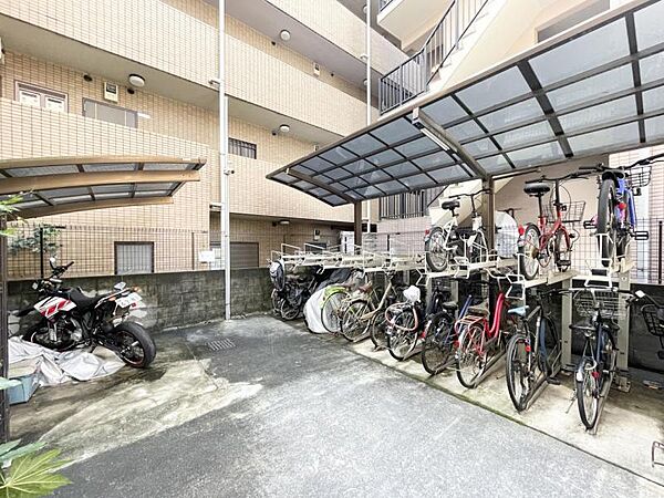 【駐輪場】屋根付きの駐輪場は雨の日などにとても重宝します。