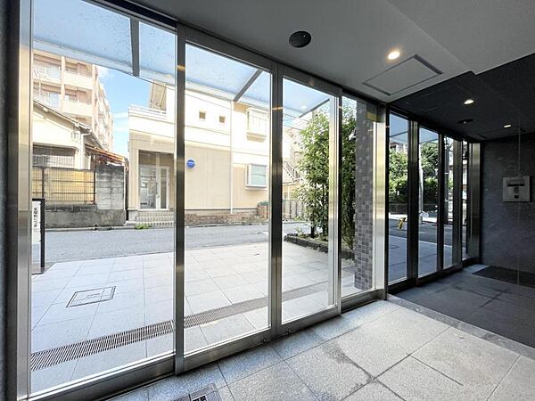 【エントランス】しっかりと管理が行き届き開放感があり明るいマンションの顔。