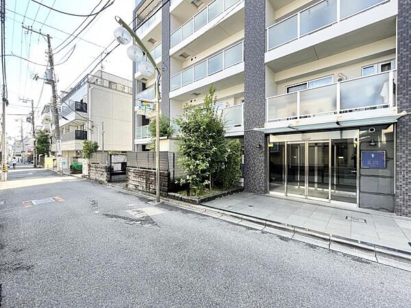 【エントランス】スッキリとした前面道路がもたらす、開放感のある住環境。