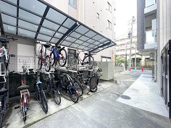 【駐輪場】雨の日も快適な屋根付き駐輪場を完備。住まう人の動線に配慮した設計。