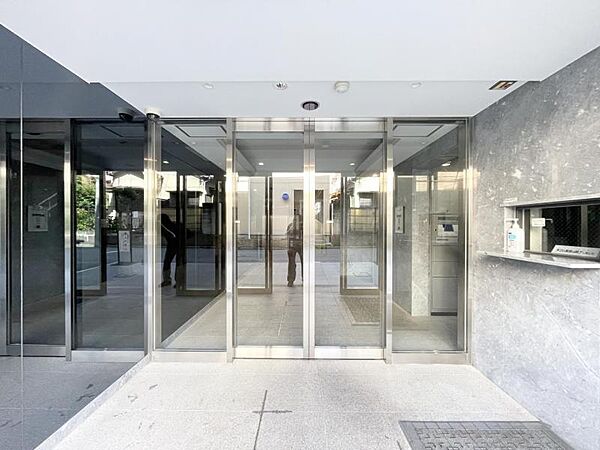 【エントランス】光注ぐロビーはこのマンションの魅力のひとつです。