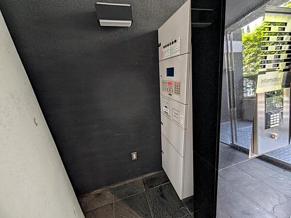 【宅配ボックス】不在時も安心の宅配ボックス。忙しい現代の暮らしに寄り添う設備。