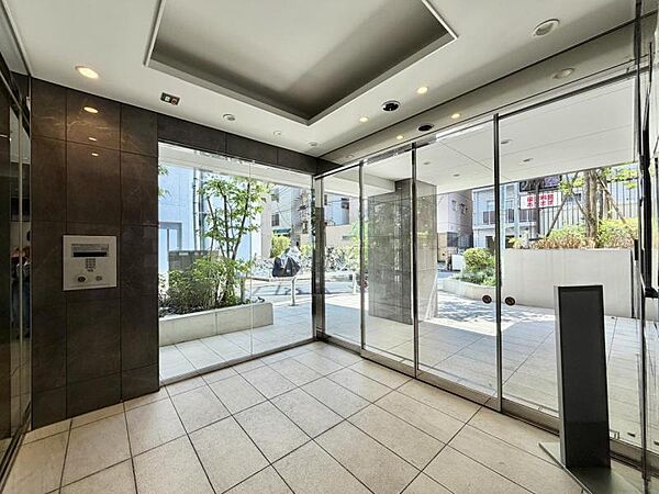 【エントランス】建物の印象を高める洗練された佇まい。