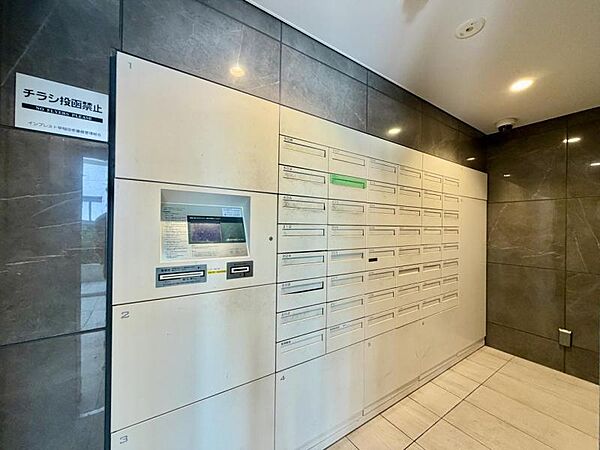 【エントランス】不在時にも便利な宅配ボックスを備えています。