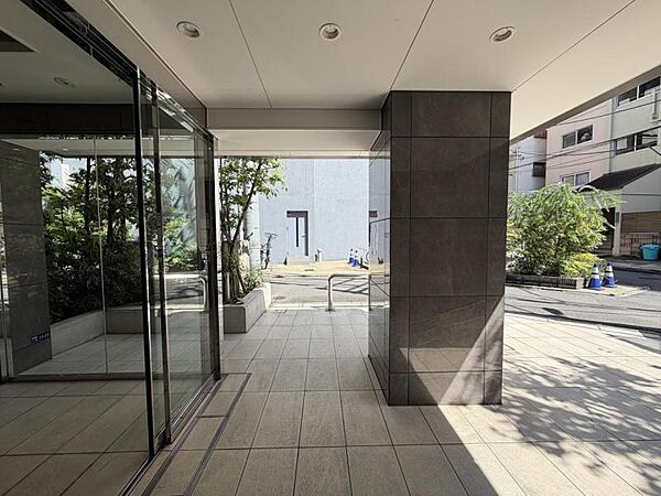【エントランス】重厚感のあるエントランスデザインです。