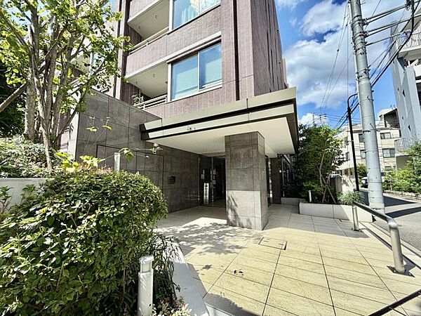 【エントランス】居住者の方が気持ちよく利用できる空間です。