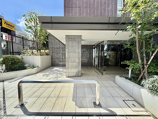 【エントランス】きれいに保たれた共用エントランスです。