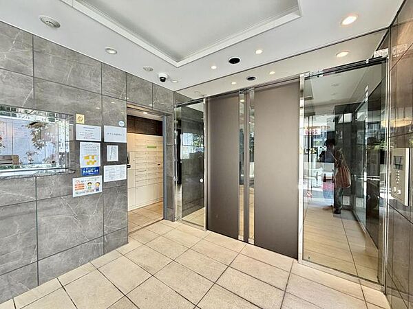 【エントランス】訪れる人を穏やかに迎え入れる空間。