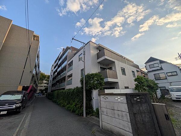 落ち着いた色合いで、周囲の街並みに馴染む外観です。