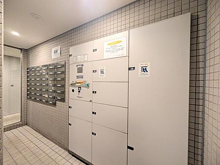 優雅さも感じられる重厚で高級感のあるエントランスです。