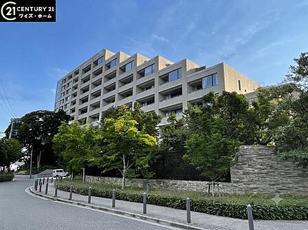 【外観】静かな住宅街に映える、端正なマンション。