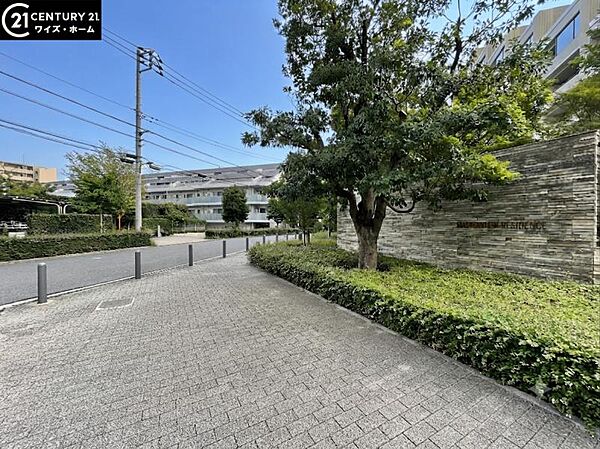 【外観】緑が導く我が家への道。