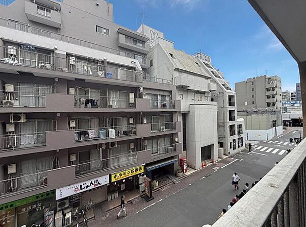 周囲の自然が一望でき、穏やかな時間を楽しめる眺望です。