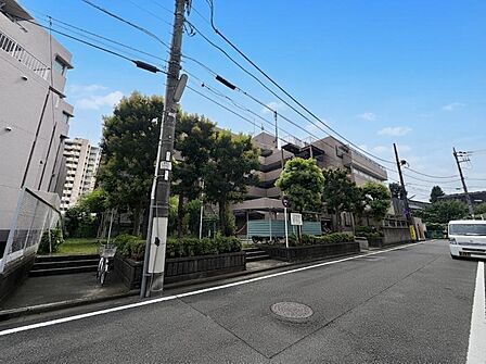 【外観】静かな住宅街に映える、端正なマンション。暮らしの舞台にふさわしい、落ち着きと品格を備えています。