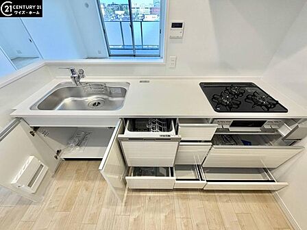 【キッチン】洗練されたカウンターキッチンが住空間の美意識を高める。開放感と上質な光が調和する、優雅で心満たされる暮らしを演出します。