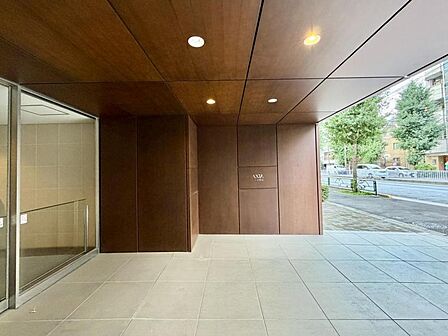 【エントランス】住まいへと続く落ち着いた導入空間。
