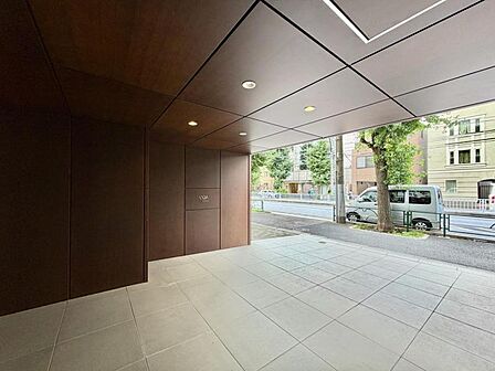 【エントランス】周囲が遮るもののないオープンな空間になっており、歩行者側からも視界に入りやすいです。