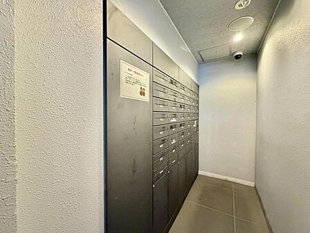【宅配ボックス】不在時も安心の宅配ボックス。忙しい現代の暮らしに寄り添う設備。