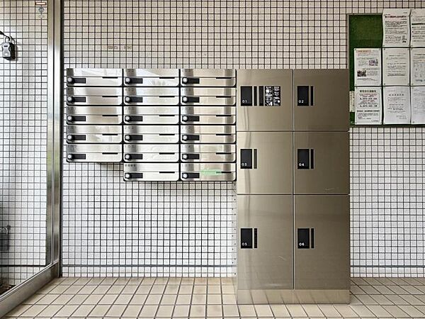 【宅配ボックス】お仕事やお出かけで荷物が受け取れない時も大変便利です。