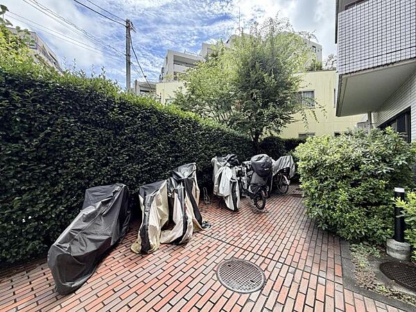 【駐輪場】敷地内に駐輪場があり、愛車の保管に便利。